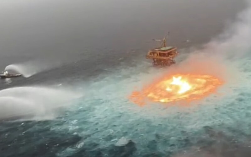 VIDEO: Takto horí oceán. Neuveriteľné zábery zachytili plamene na hladine, ktoré pripomínajú lávu, spôsobil ich zrejme únik plynu.