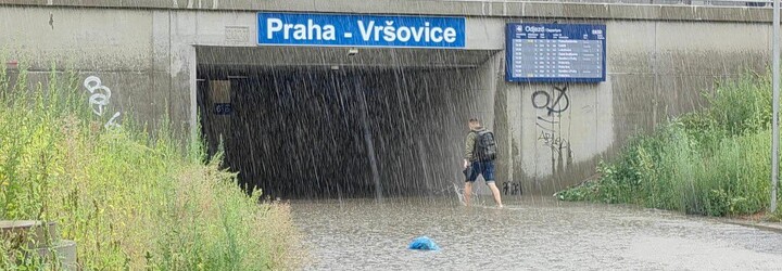 Počasí: V Praze platí povodňová pohotovost, déšť rozvodnil Botič. Problémy jsou i v dopravě