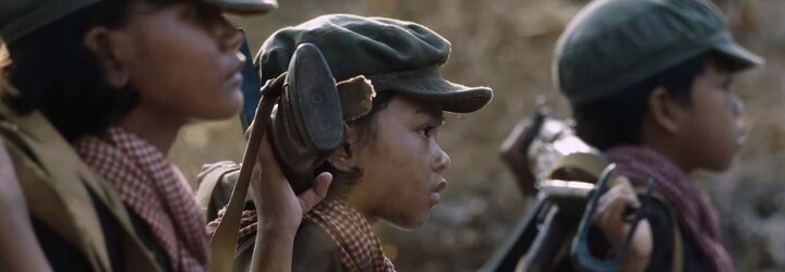 Angelina Jolie zobrazuje hrôzy africkej genocídy v novej upútavke surovej snímky First They Killed My Father