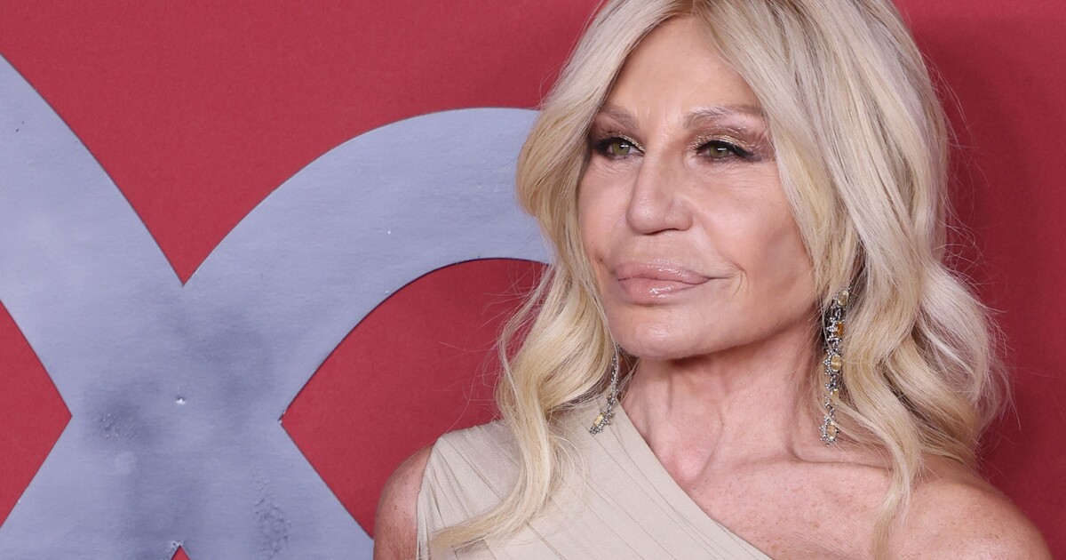 Donatella Versace šokovala proměnou. Do společnosti přišla s novým přirozeným vzhledem