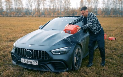Ruský youtuber podpálil svoje AMG za vyše 200-tisíc €. Údajne mu prinášalo len starosti.