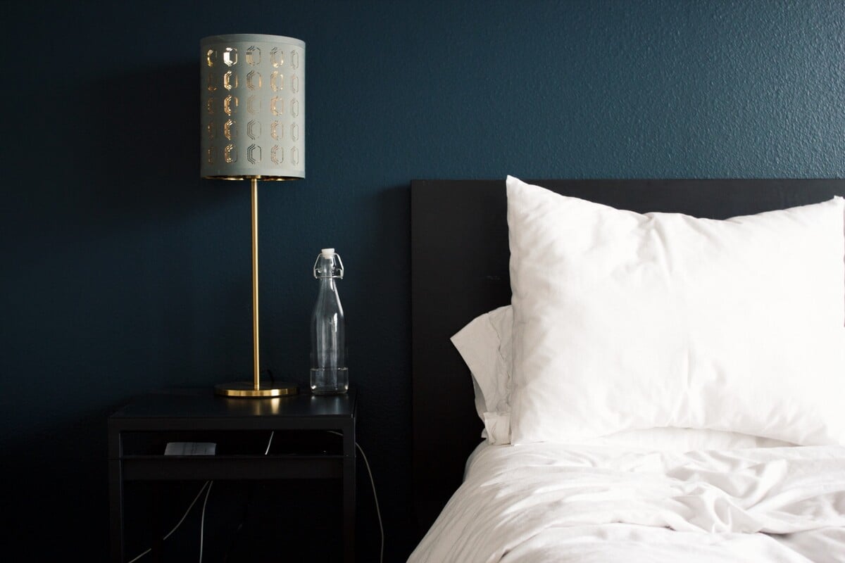 Kamery môžu byť v hotelovej izbe nainštalované kdekoľvek, preto skontroluj napríklad aj lampy, dekorácie a detektory dymu. 