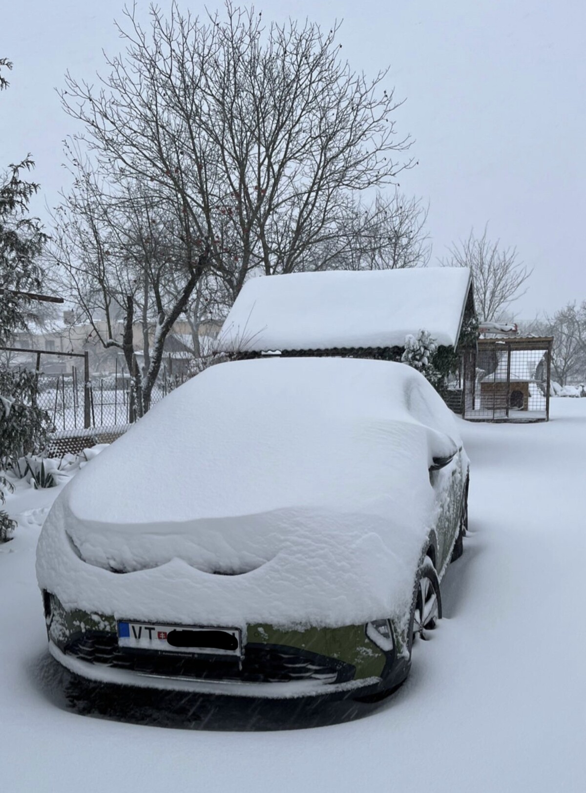 Napadaný sneh na aute v obci Bystre, okres Vranov nad Topľou.