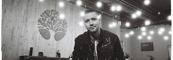 Osťo: Česi vo veľkom bukujú raperov na leto, chcú zmluvy a platia zálohy, je to šialené (Rozhovor)
