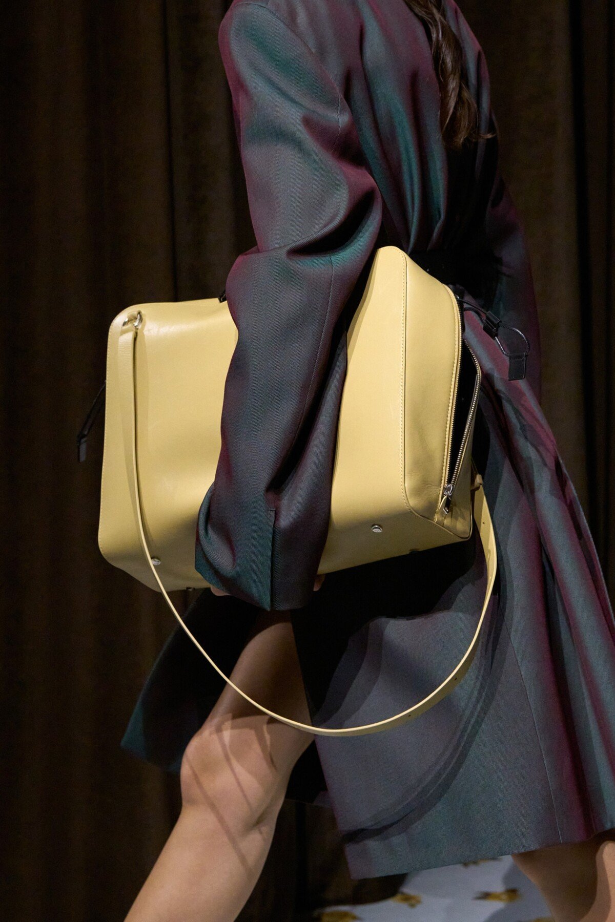 Obrovská kožená kabelka z kolekcie jar/leto 2025 od Jil Sander.
