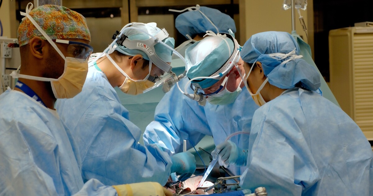 Žena si myslela, že je těhotná. Ve skutečnosti nosila neuvěřitelně obrovský nádor