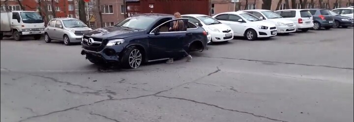 Mladá Ruska v luxusním Mercedesu nabourala do 11 aut. Vracela se z divoké diskotéky a svého čtyřkolového oře nedokázala zvládnout