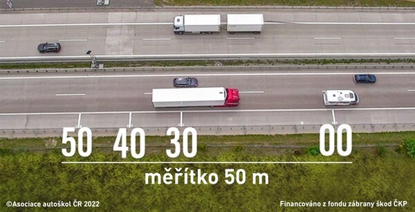 Dodržel řidič červeného nákladního automobilu při rychlosti 72 km/h (20m/s) bezpečnou vzdálenost za vozidlem jedoucím před ním?