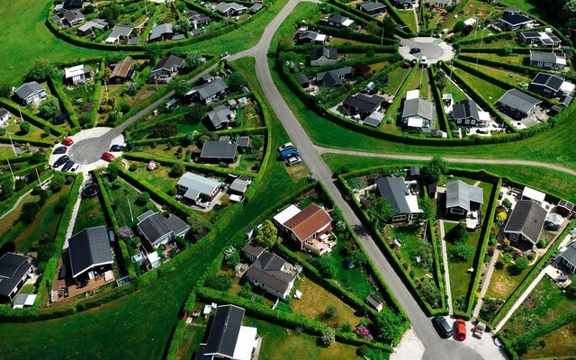 FOTO: Toto utopické mestečko v Dánsku vyzerá ako vystrihnuté z mimozemskej kolónie. Stavia na tom, že ľudia si chcú pomáhať