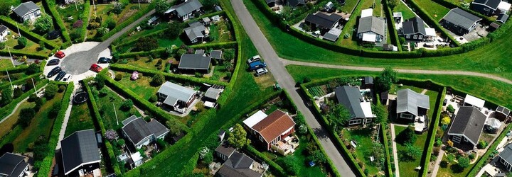 Utopické městečko v Dánsku vypadá jako vystřižené z mimozemské kolonie. Staví na tom, že si lidé chtějí pomáhat