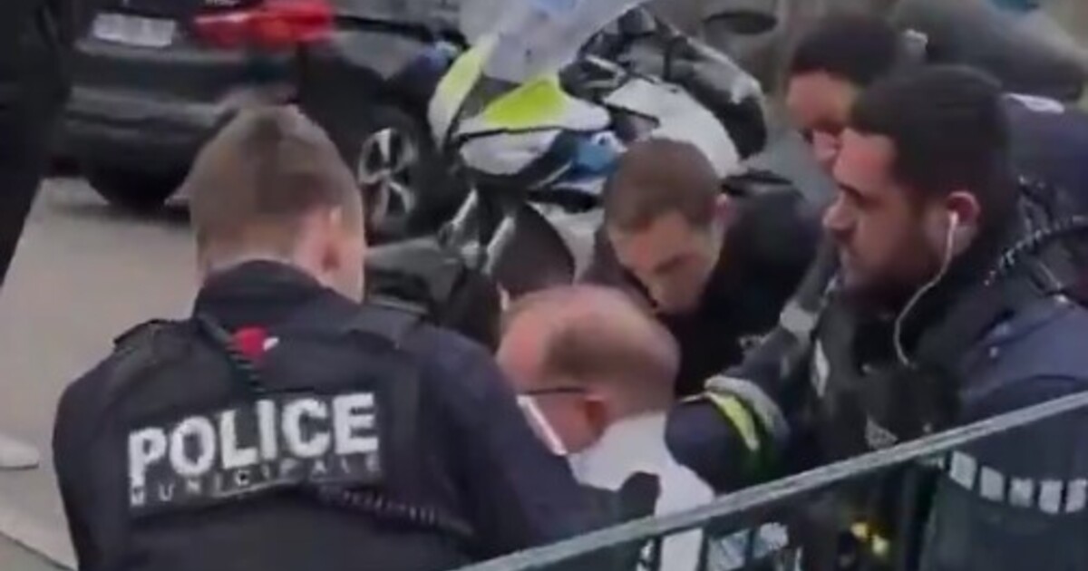 Po útoku nožem ve Francii zemřel jeden člověk, pět policistů je zraněno. Šlo o teroristický útok, prohlásil Macron