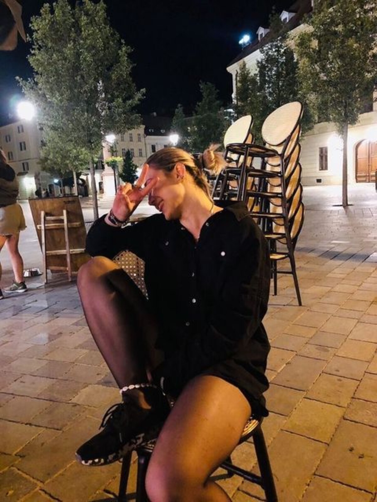 Čašníčka Paťa ti odporúča, aby si si vždy sadol k takému stolu, ktorý vyhovuje počtu ľudí. Ak teda ideš von sám s kamoškou, vezmi si stôl pre dvoch a veľký prenechaj väčšej skupine.