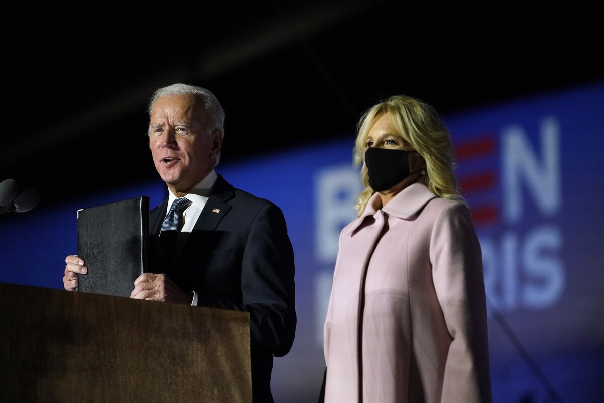 Joe a Jill Bidenovi při projevu ke svým stoupencům ve městě Wilmington ve státě Delaware. Dne 4. listopadu své voliče informoval, že je na dobré cestě ve volbách zvítězit.