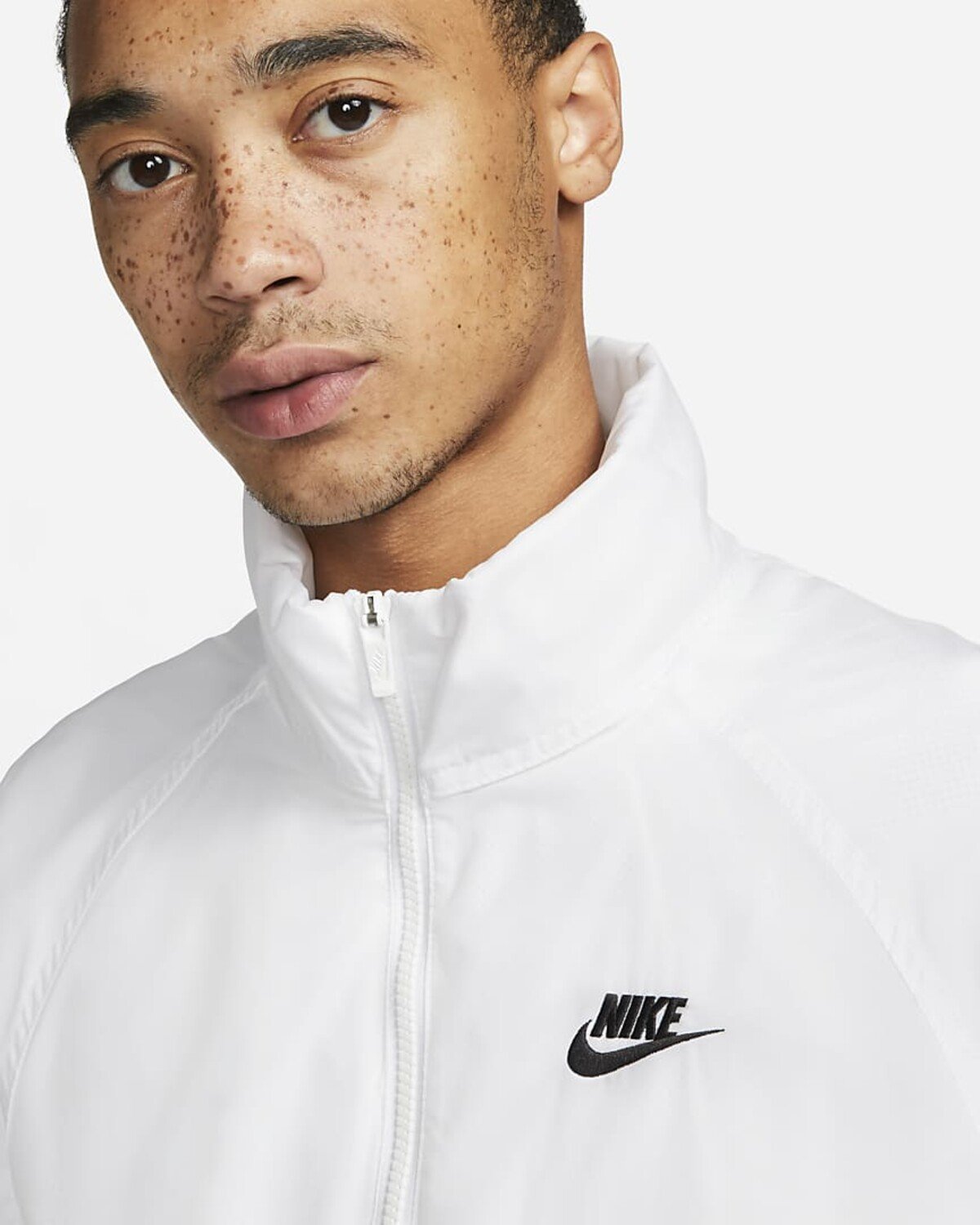 Bundu s logom Nike Sportswear kúpiš za 80 eur v oficiálnom obchode spoločnosti. 