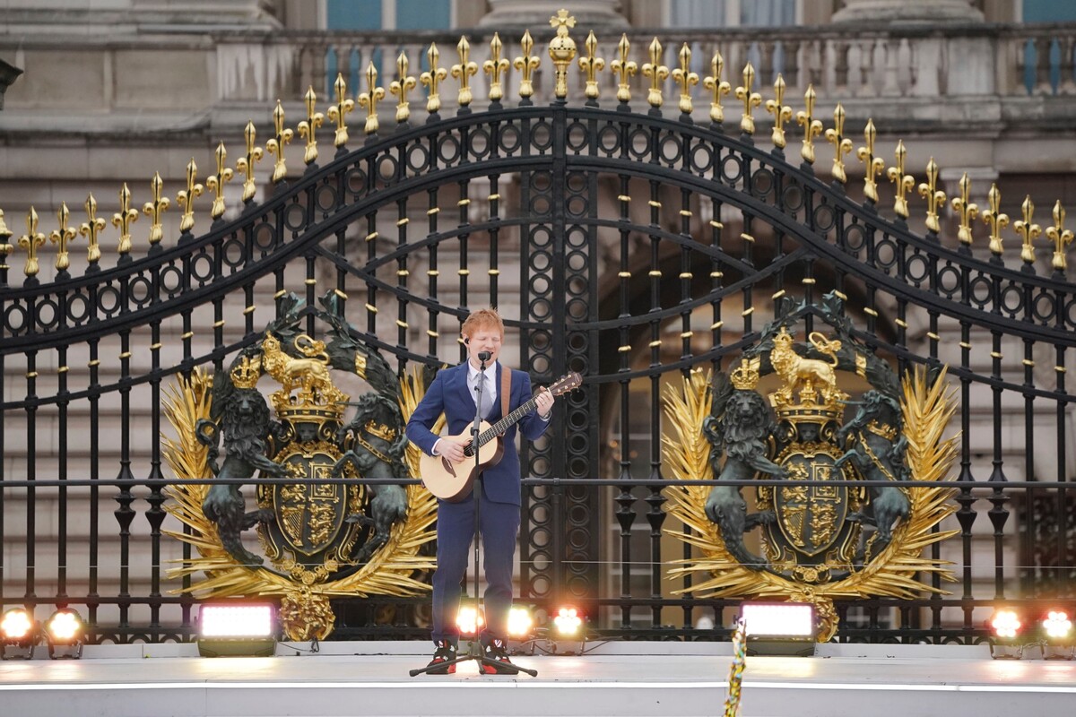 Ed Sheeran počas koncertu pred Buckinghamským palácom v Londýne pri príležitosti osláv platinového jubilea britskej kráľovnej Alžbety II. (5. júna 2022)