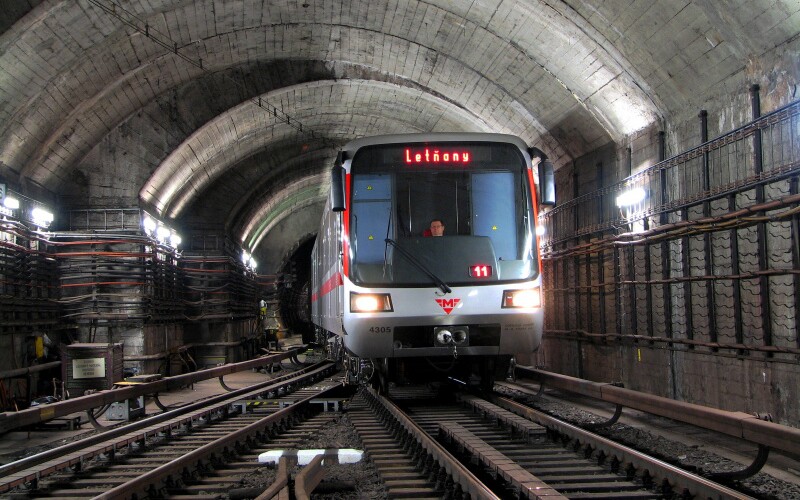 Anonym nahlásil bombu v pražském metru. Policisté prohledávají zastávky.