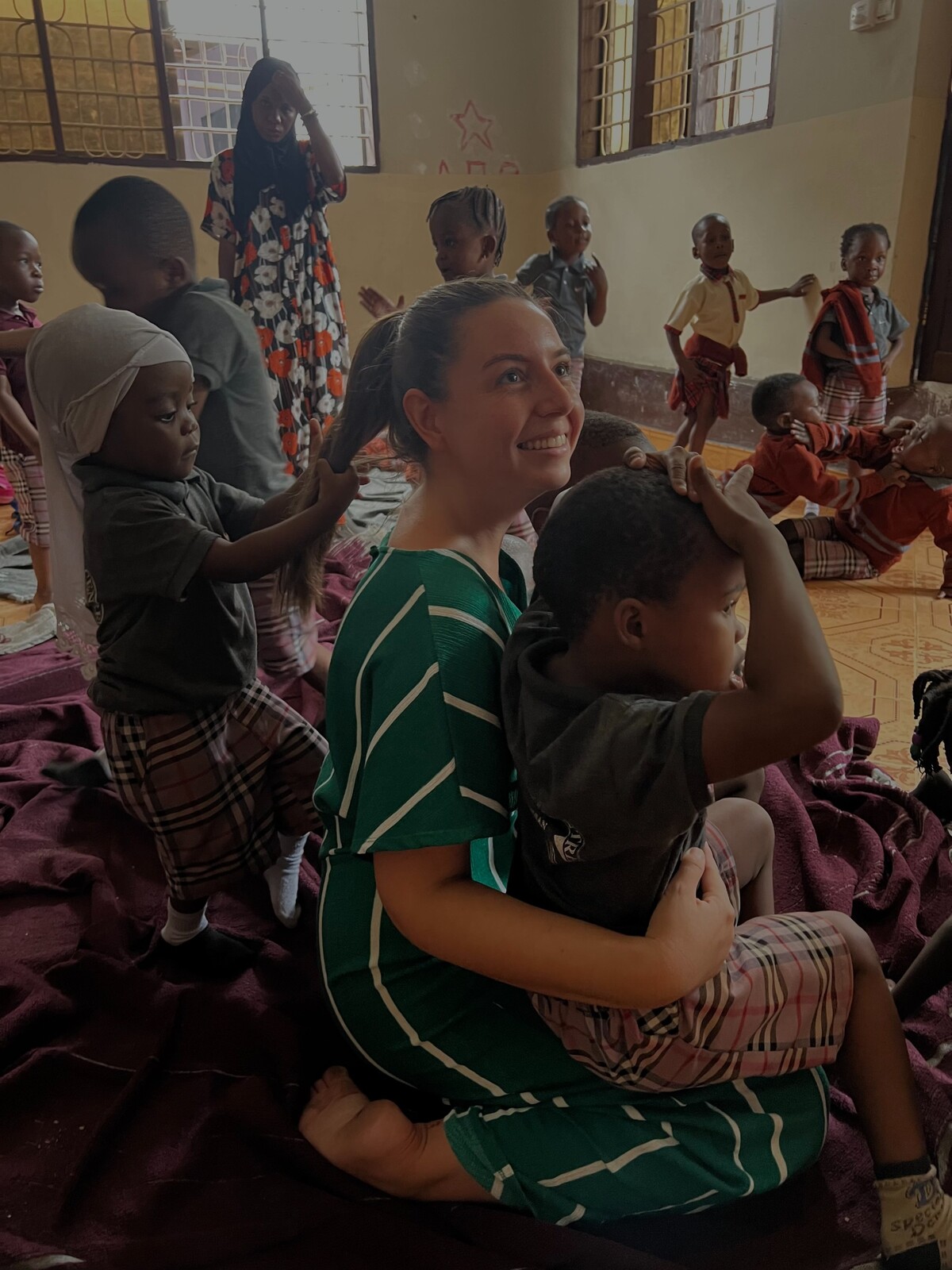 Amy o deťoch v Tanzánii hovorí, že potrebujú veľa lásky a niekedy, keď neposlúchajú, stačí jedno pohladenie a všetko je znova v poriadku. 