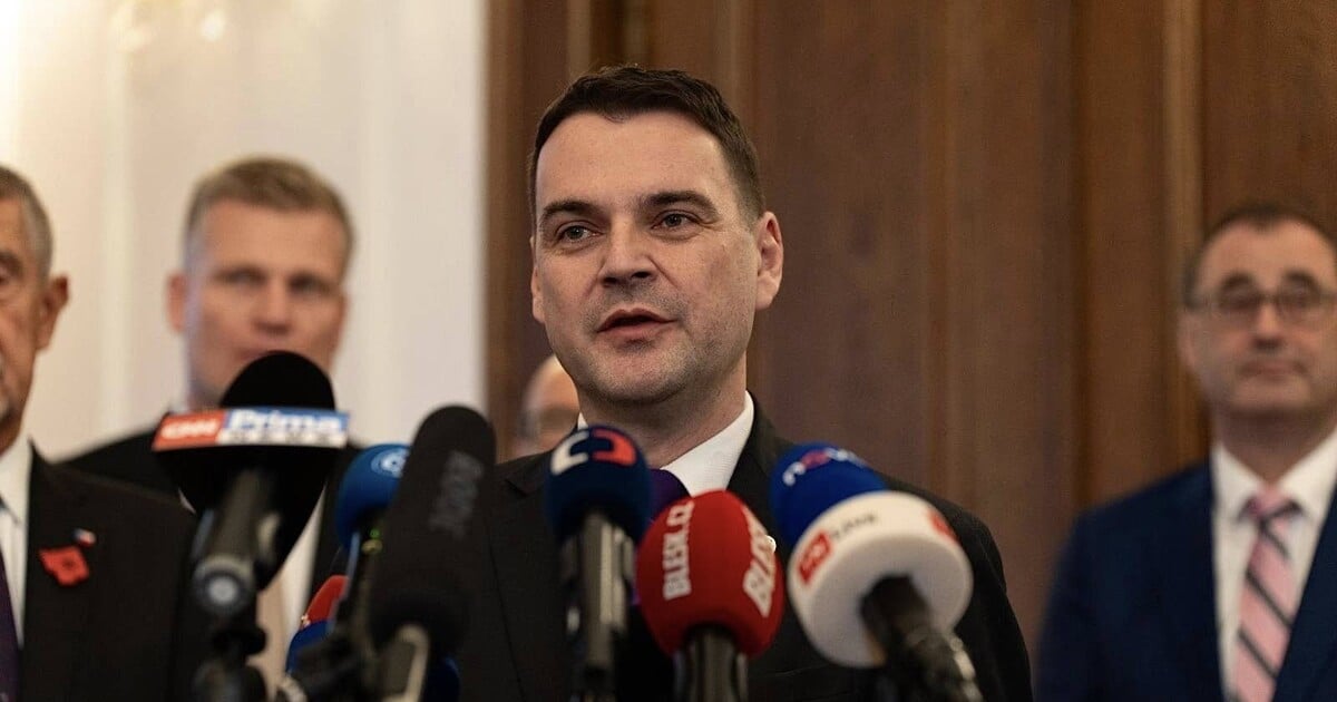 VIDEO: Stand-up comedy místo krizové komunikace? Lidé kritizují zpackanou tiskovku Macinkova resortu