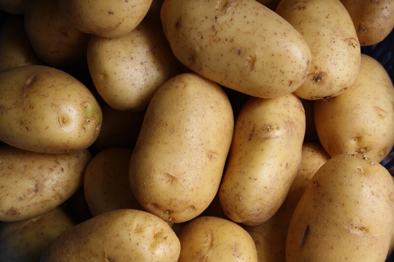 Na zemiakový šalát sú najvhodnejšie zemiaky typu: