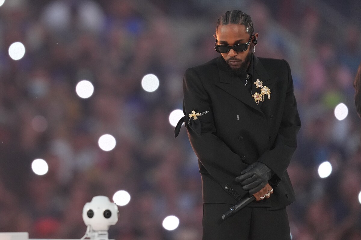 Kendrick Lamar počas vystúpenia na polčasovej šou Super Bowl 2022.