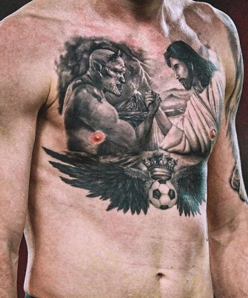 Mnohí hráči slovenskej futbalovej reprezentácie majú k tetovaniu blízky vzťah. Komu patrí táto hruď?