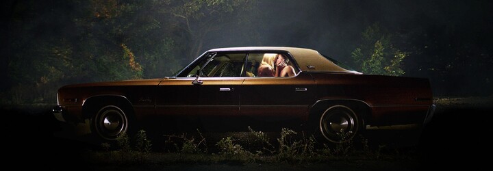 Kletbě šířené sexem musí v intenzivním hororu It Follows čelit křehká dívka (Recenze)