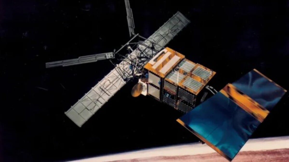 Ilustrácia satelitu ESA ERS-2 na obežnej dráhe Zeme.
