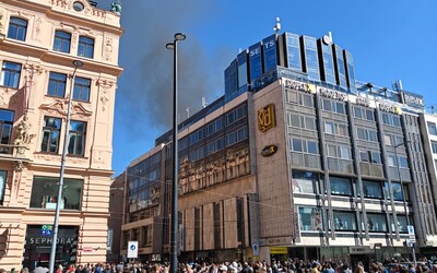 AKTUÁLNĚ: Poblíž Václavského náměstí vzplanula lepenka na střeše, Jindřišská ulice je uzavřená