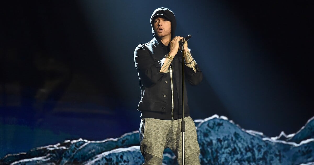 Eminem zemřel už v roce 2006, tvrdí konspirační teorie. Nahradit ho měl robotický klon