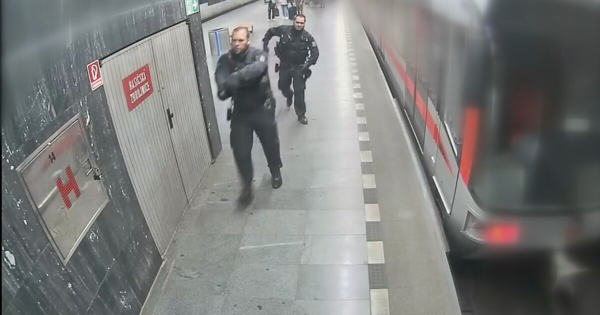 VIDEO: Dva muži stříleli v pražském metru. Policie je zpacifikovala