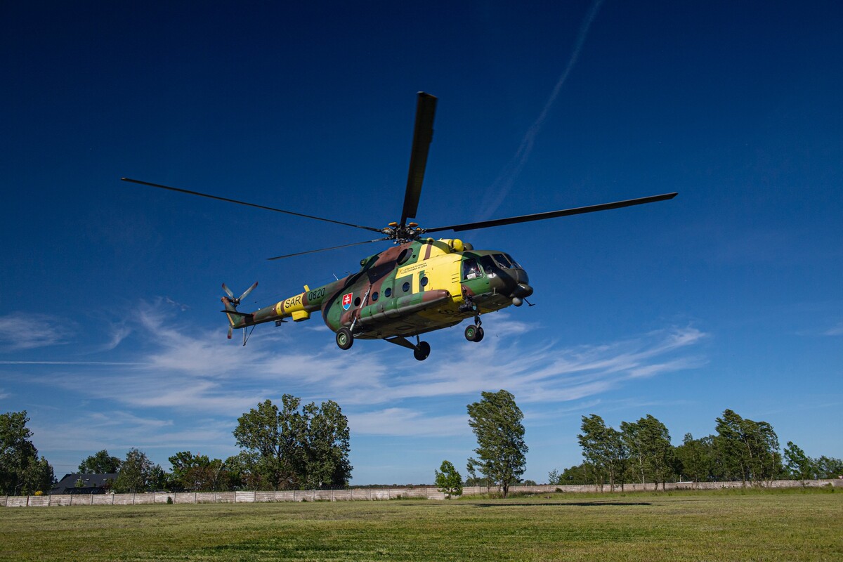 Na snímke vrtuľník ministerstva obrany Mi-17 Pátracej a záchrannej služby. Bratislava