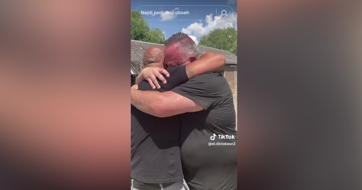 Tiktoker nafingoval vlastní smrt, aby zjistil komu bude skutečně chybět. Na vlastní pohřeb dorazil ve stylu