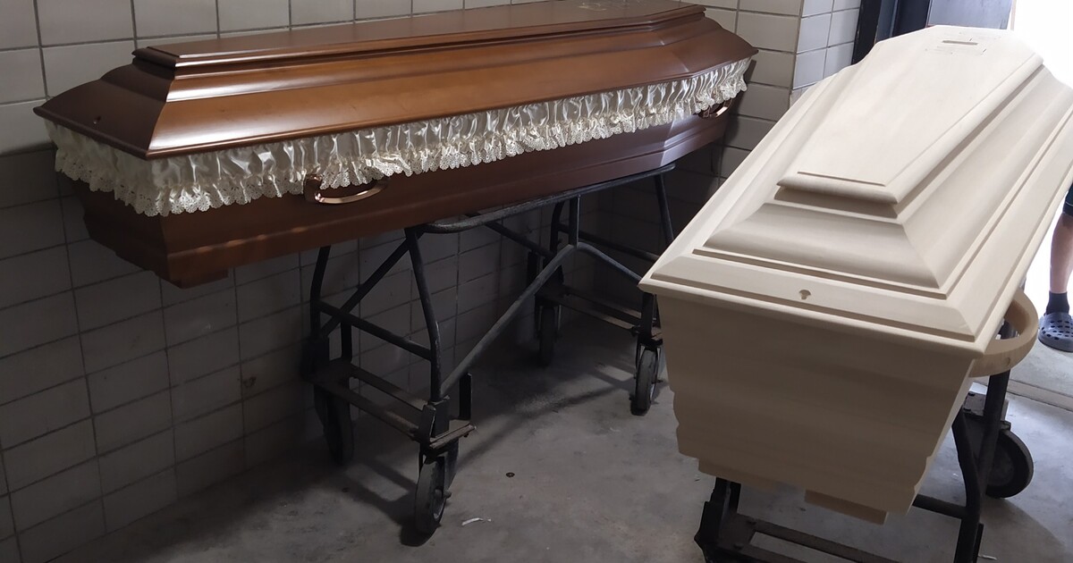 Žena ožila v rakvi těsně předtím, než ji spálili. Zachránila se klepáním na víko truhly