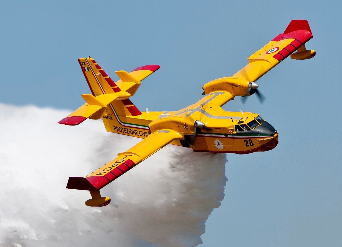 Canadair CL-415.