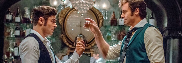 Hugh Jackman sa na prvých obrázkoch k humornému muzikálu Greatest Showman stáva zakladateľom cirkusu