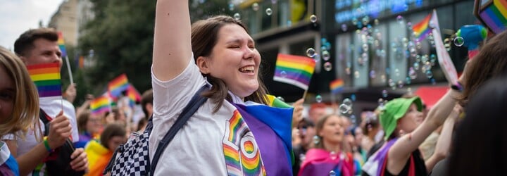 Prague Pride 2022: V Praze se pochodovalo za queer práva. Centrum města zahalily barvy, láska i radost ze života (Reportáž)