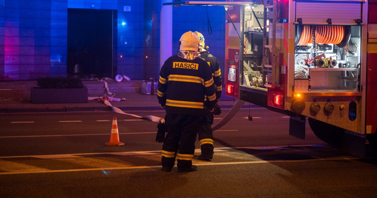 Tragédie v Brně: Po nočním požáru stavebních buněk zemřelo osm lidí