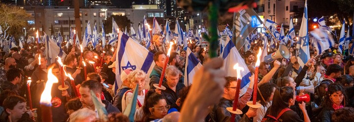 „Největší protest v historii země.“ V Izraeli demonstrují stovky tisíc lidí