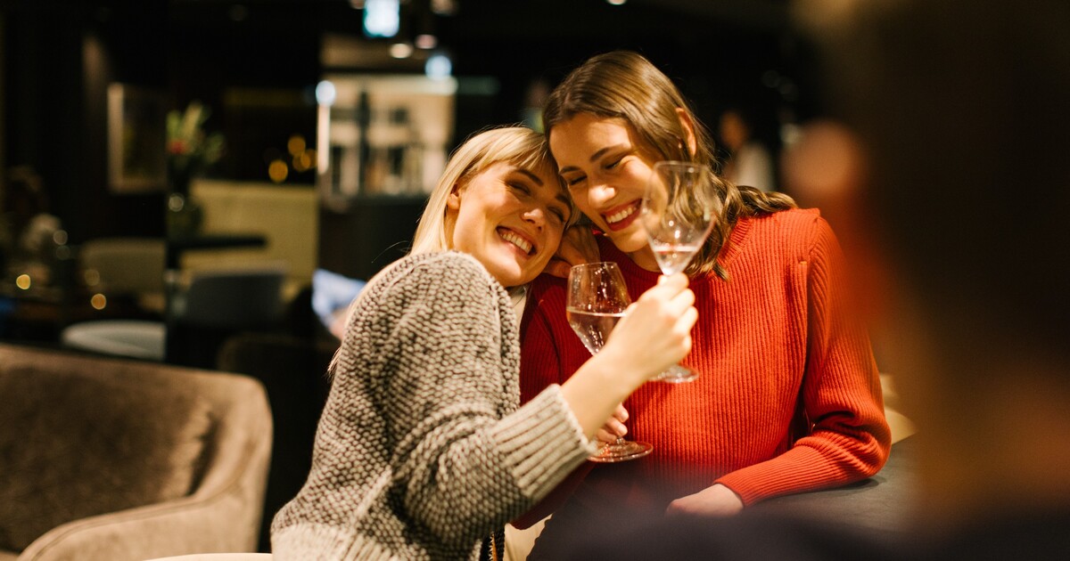 Dopřeješ si občas sklenku bílého vína? Vědecký tým zjistil, že se tím může snížit riziko srdeční zástavy