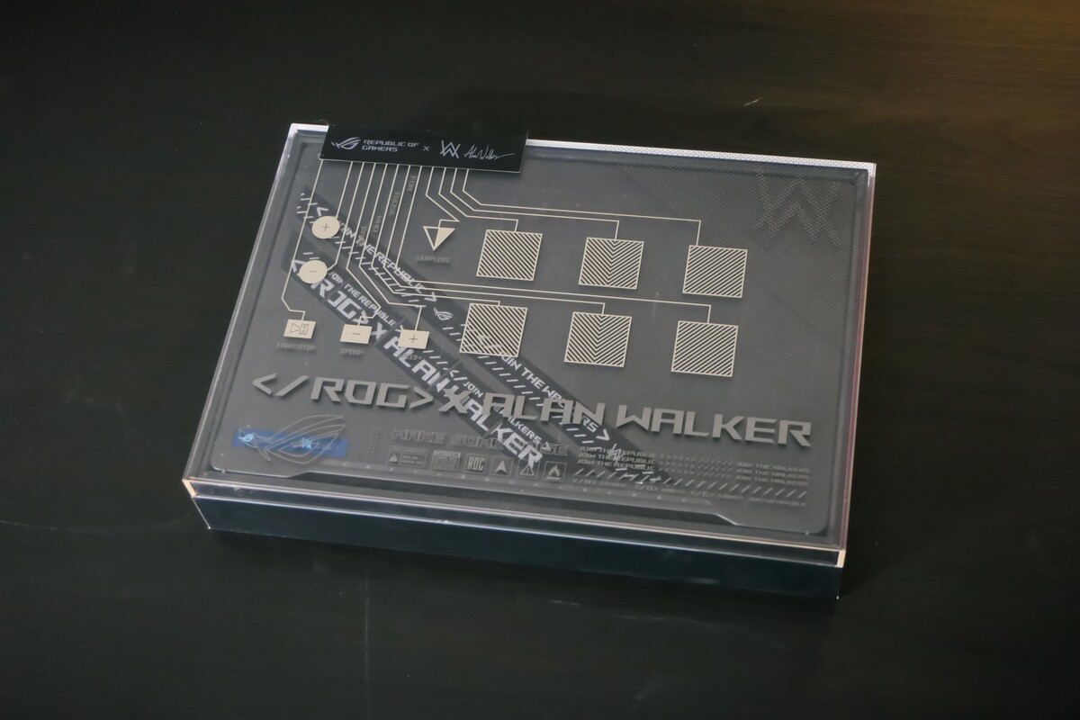 Škatuľa alias dídžejský pult so šiestimi triggermi, výberom troch samplových bánk a ovládaním rýchlosti a low-pass filtra.