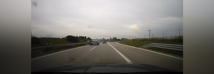 Pět zraněných a auto na střeše. Policie zveřejnila záběry z honičky na D1