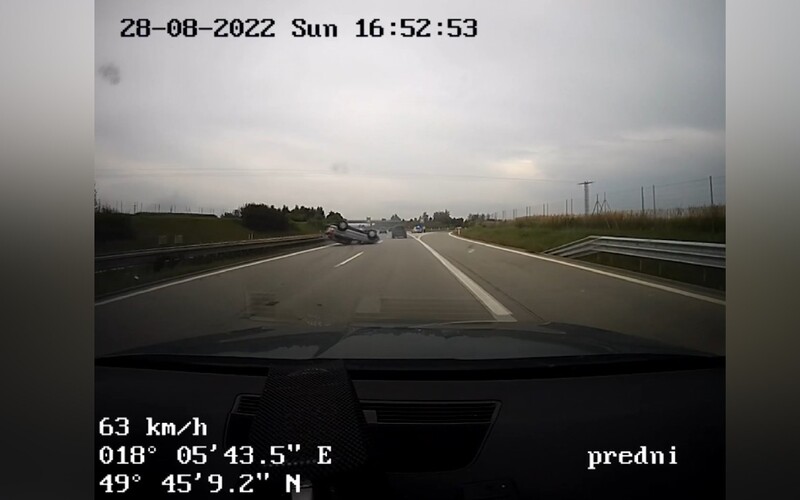 Päť zranených a auto na streche. Česká polícia zverejnila zábery z naháňačky na D1.