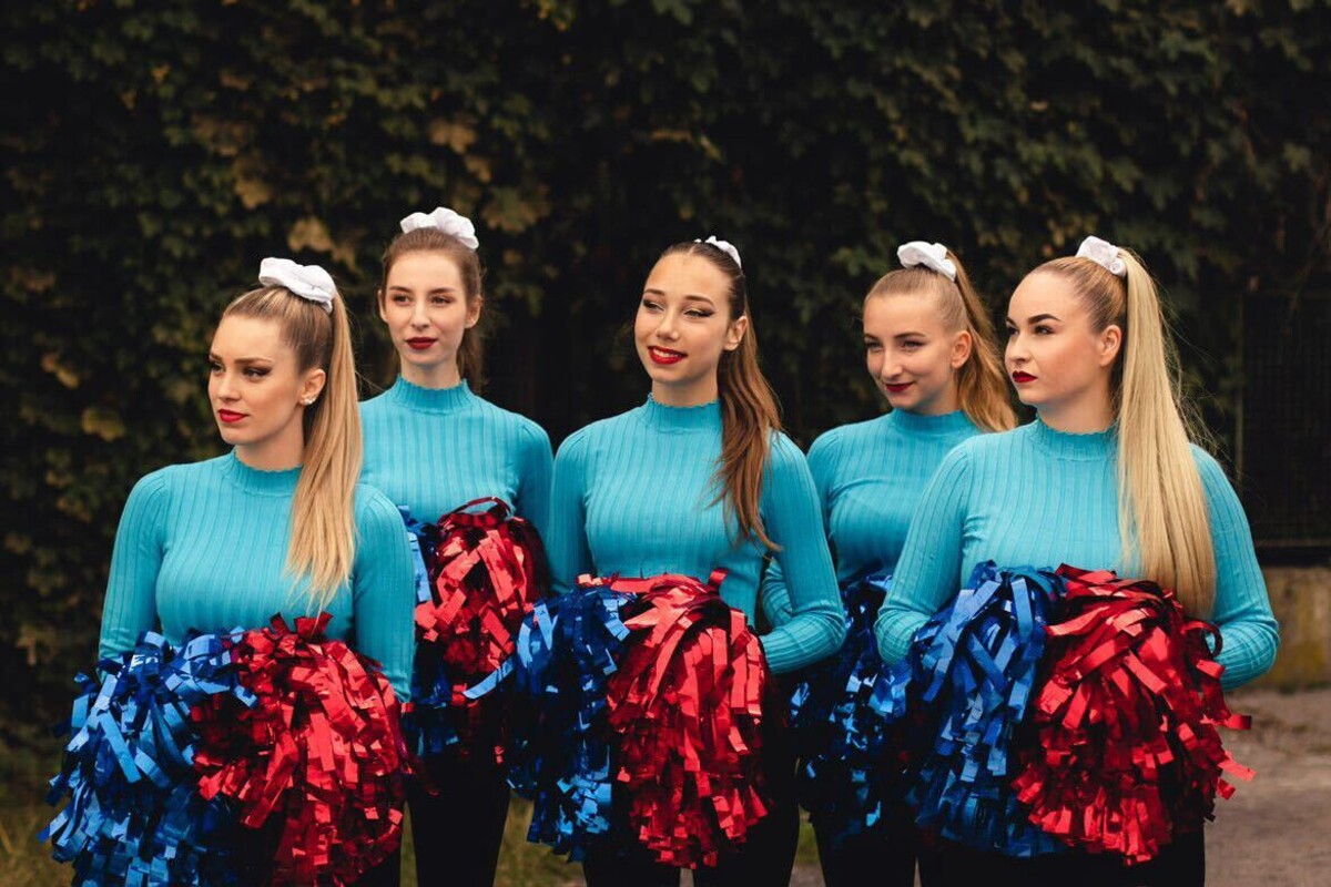 Dievčatá z U Dance Cheerleaders. 