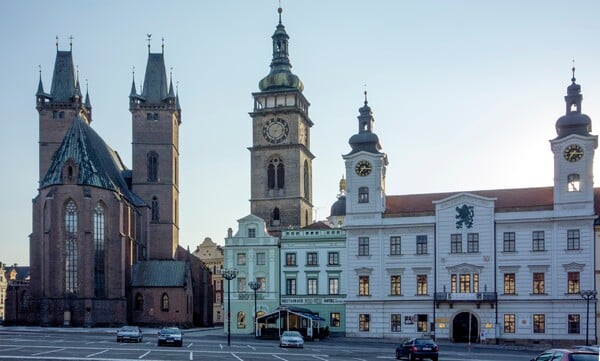 Ve kterém městě se nachází toto náměstí s&nbsp;dominantou gotické katedrály sv.&nbsp;Ducha?