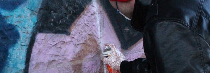 VIDEO: Pražské metro zažilo „sprejerský útok“. S vandaly se prali cestující