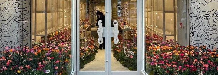 V obchodech značky Off-White™ jsou místo oblečení květiny a vzkazy pro zesnulého Virgila Abloha