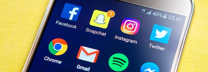 Zakáže se používání mobilních telefonů na českých školách? Rodiče jsou pro