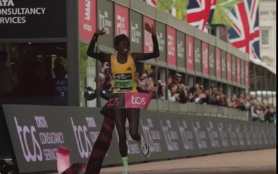 VIDEO: Nový světový rekord v ženském závodě! Nejrychlejší žena z Keni se zapsala do historie.