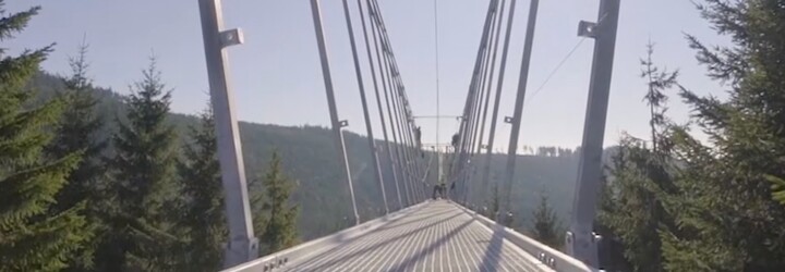 V pátek se v Česku otevřel nejdelší visutý most pro pěší na světě. Sky Bridge 721 se místy tyčí až 95 metrů nad zemí