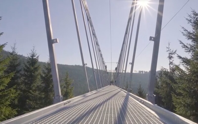 V pátek se v Česku otevřel nejdelší visutý most pro pěší na světě. Sky Bridge 721 se místy tyčí až 95 metrů nad zemí.